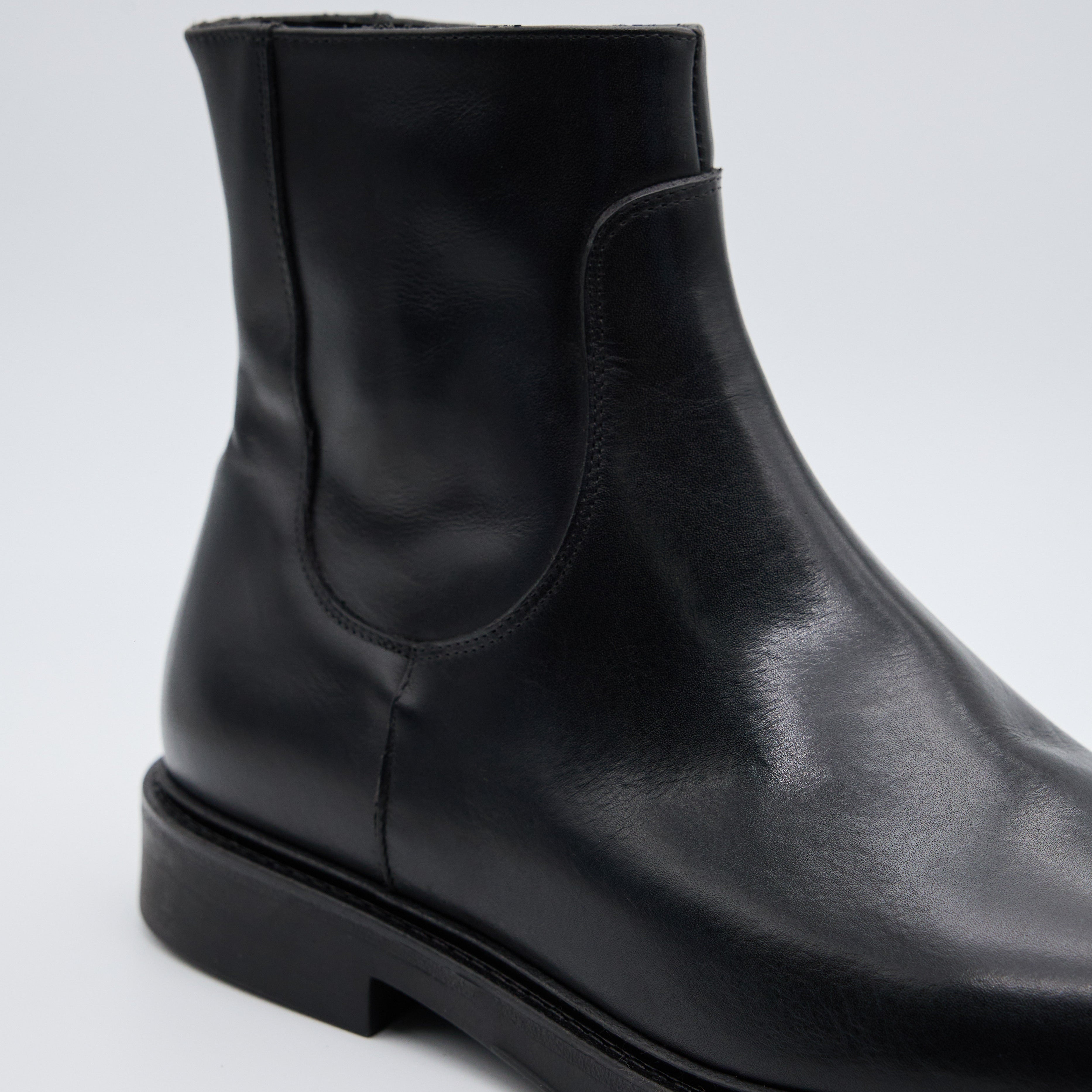 Stivaletto in Pelle Nera con Zip Laterale